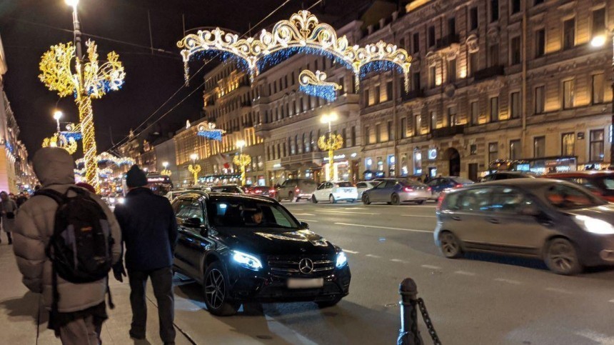 Очевидцы запечатлели «странную» парковку водителя, похожего на Боярского