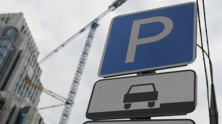 Правила парковки во дворах изменились в Москве и Санкт-Петербурге