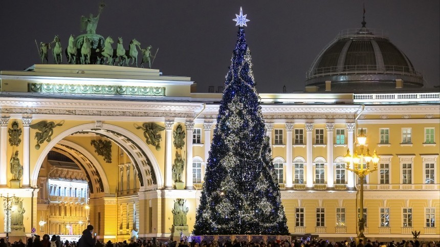 «Ведите себя хорошо»: руферы с макушки елки на Дворцовой поздравили Петербург с Новым годом