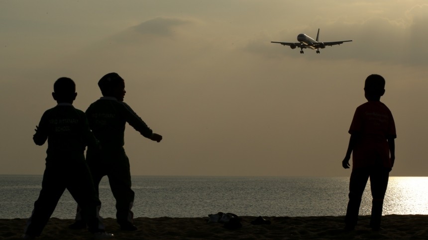 Авиадрифт: пилот боком посадил пассажирский самолет в Великобритании — видео