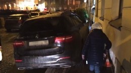 В Петербурге снова обсуждают странную парковку «машины Боярского»