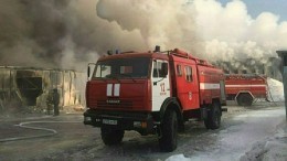 Видео с места серьезного пожара в торговом комплексе под Новосибирском