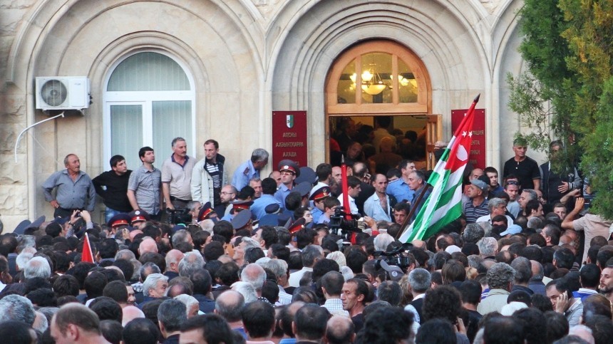 Протестующие пытаются ворваться в здание администрации президента Абхазии