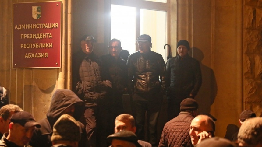 Митингующие начали собираться около администрации главы Абхазии