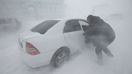 «Черная пурга» в Норильске сметает машины с дороги — видео