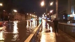 Видео: машины утопают в воде на проспекте Непокоренных в Петербурге