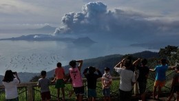 «Это надо видеть!»: Ужасающе невероятное видео извержения филиппинского вулкана