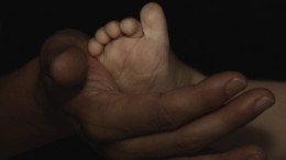 Видео: Мужчина бросил младенца на крыльце поликлиники в Кузбассе