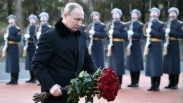 Владимир Путин возложил цветы к «Рубежному камню» на Невском пятачке