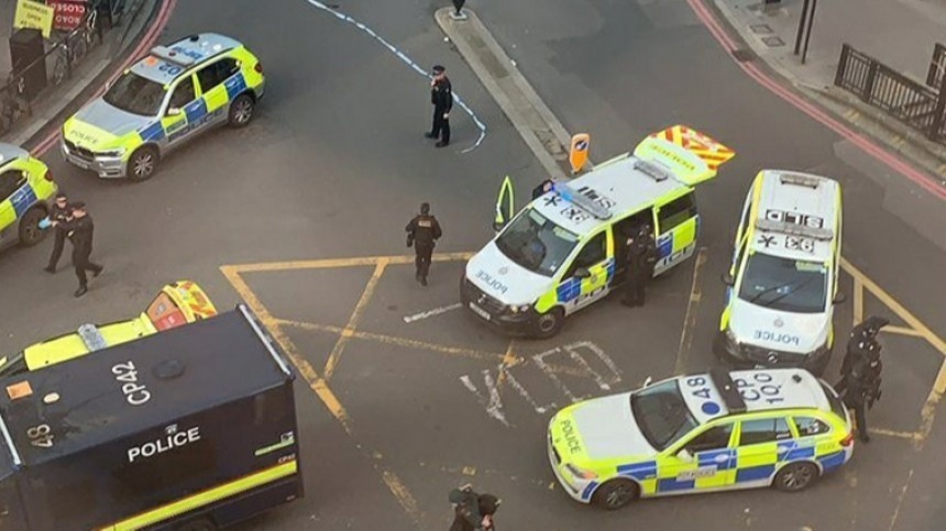 Три человека погибли в результате нападения неизвестного с ножом в Лондоне