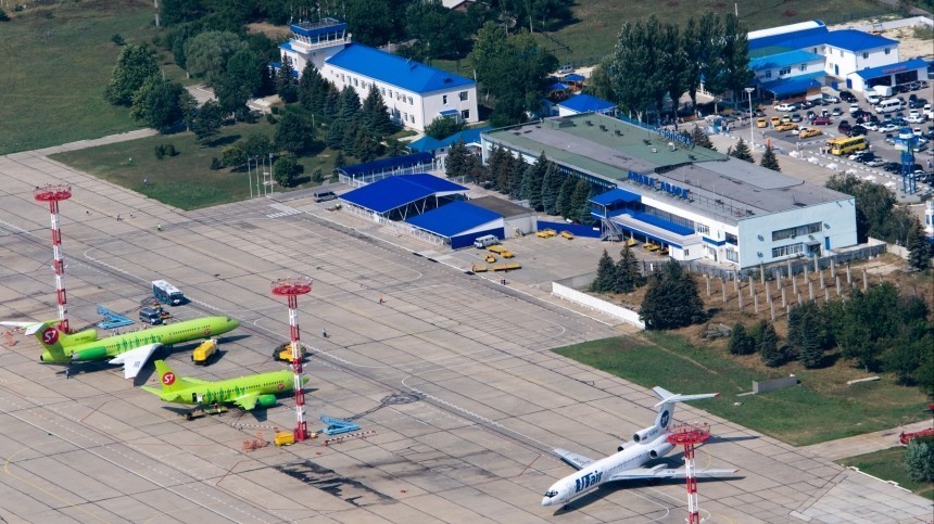 Самолет совершил аварийную посадку в Краснодаре из-за неубранной стойки шасси
