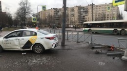 Такси с пассажирами протаранило ограждение и вылетело на тротуар в Петербурге