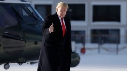 Трамп боится поскользнуться и носит противогололедные «лапти»