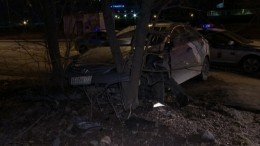Водитель каршерингового авто уходил от погони и влетел в дерево в Петербурге