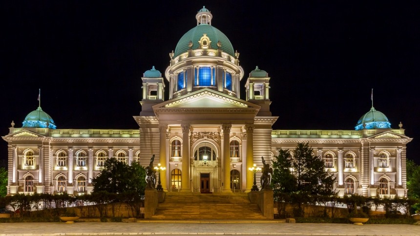 Мужчина покончил с собой перед зданием парламента в Сербии