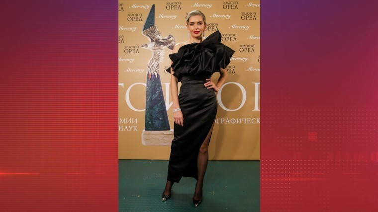 Брежнева появилась на премии «Золотой орел» в необычном платье