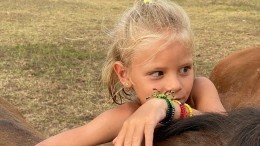 «Смелая наша девочка!» — пятилетнюю дочь Тимати укачало на лошади в Коста-Рике