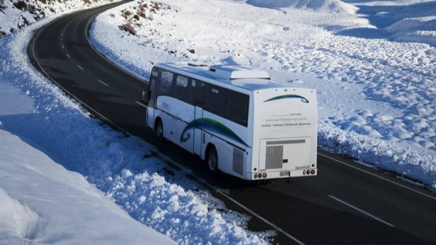 Туристы замерзают в автобусе по дороге в село из «Левиафана»