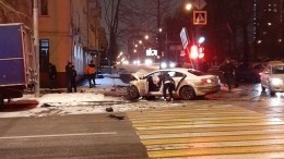 Видео: Mercedes отбросило в жилой дом после страшного ДТП на юго-западе Москвы