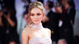 Дочь Джонни Деппа поразила гостей и зрителей BAFTA «голым» платьем