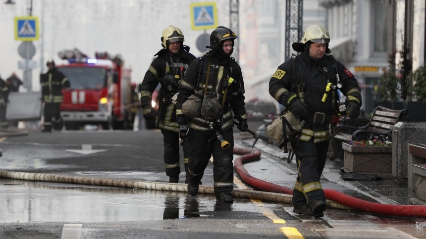 Люди оказались в «огненной» ловушке при пожаре в жилом доме в Москве