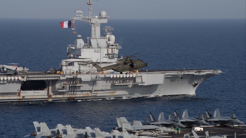 Французский авианосец подошел к Сирии на расстояние авиаудара
