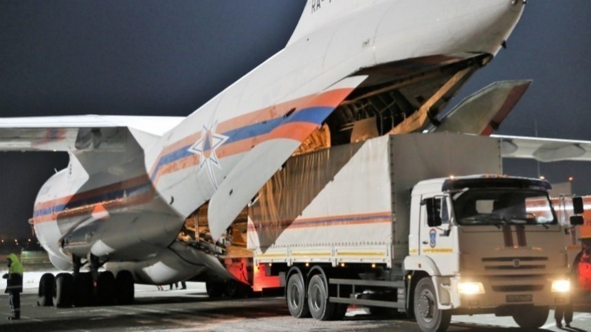 Самолет МЧС России доставил гуманитарную помощь для жителей Китая