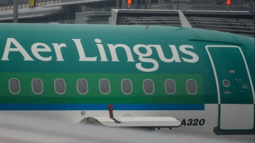 Момент удара молнии в самолет Aer Lingus над Великобританией попал на видео
