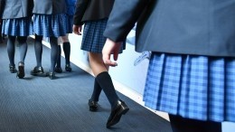 Директор школы пристыдила ученицу за толстые ноги в короткой юбке. Потом пришлось извиняться