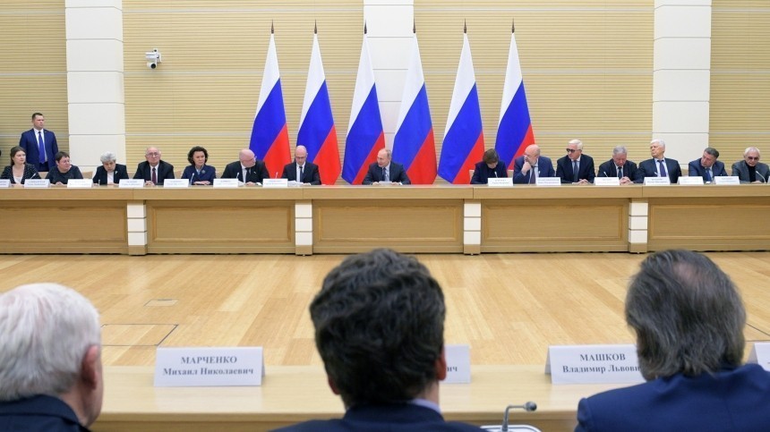 На встрече с рабочей группой Путин одобрил ряд предложений по правкам в Конституцию