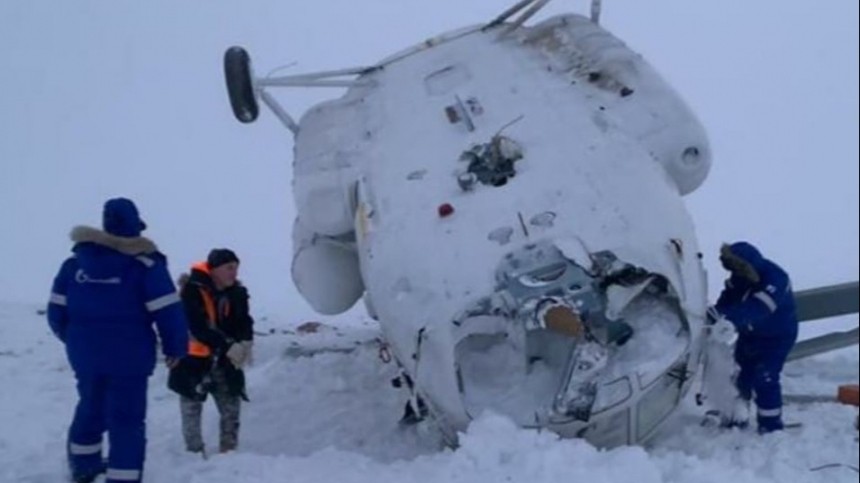 Появились фото с места крушения вертолета на Ямале, где двое погибли