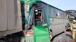 Два пассажирских автобуса столкнулись с грузовиком в Калмыкии