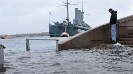 Дамбу закрывают в Петербурге из-за угрозы наводнения