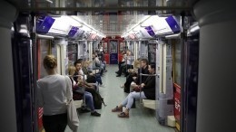 Поезд с пассажирами встал в тоннеле на зеленой ветке московского метро