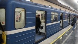 Движение поездов метро частично остановлено на красной ветке в Петербурге