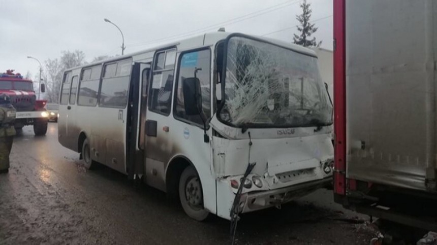 Пять человек пострадали в ДТП с пассажирским автобусом под Екатеринбургом