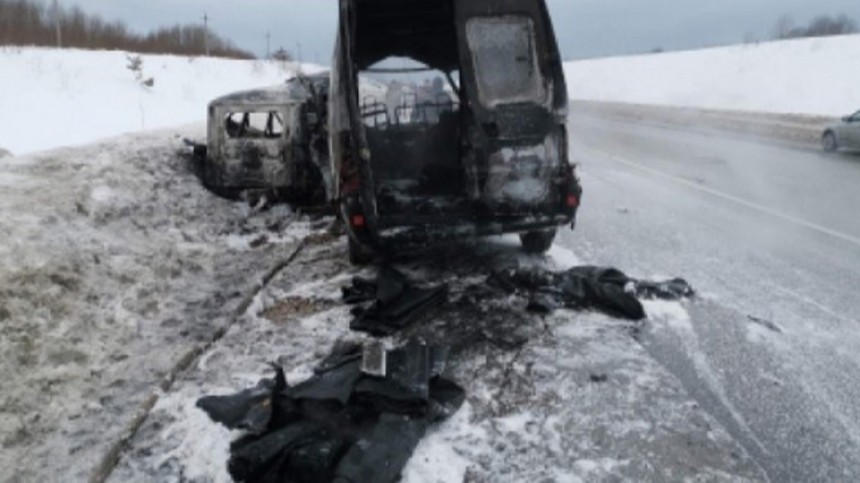 Четыре человека погибли в огненном ДТП в Пермском крае — фото с места