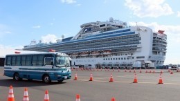 Пассажиры Diamond Princess в Японии покидают борт судна