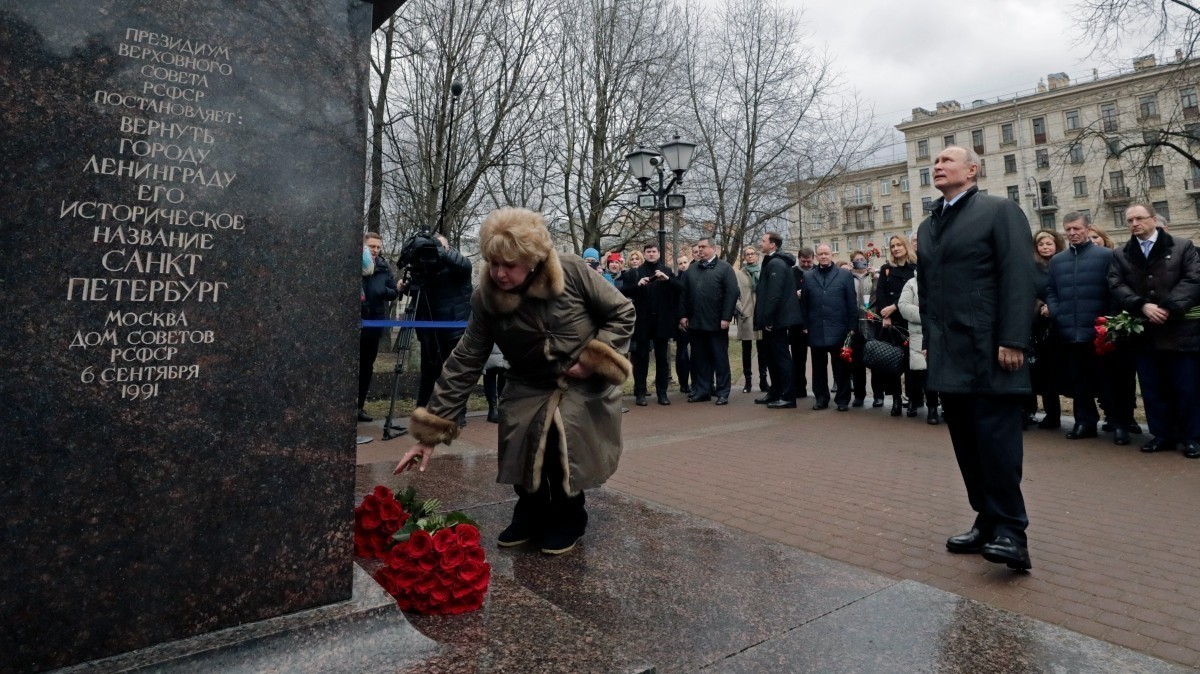 Путин возложил цветы к памятнику Собчаку в Петербурге