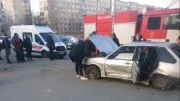 Lada влетела в толпу пешеходов на Дунайском проспекте в Петербурге