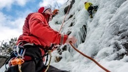 Горцы покорили замерзший водопад в честь 75-й годовщины Победы в ВОВ