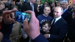 Путин обнялся с девочкой в «Острове мечты» в Москве и сделал с детьми селфи