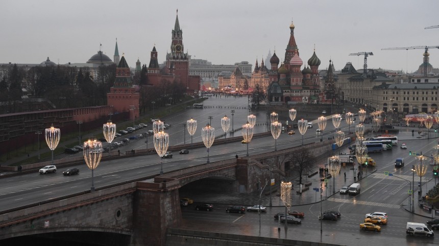 Угрожавшего спрыгнуть мужчину сняли с Москворецкого моста в столице