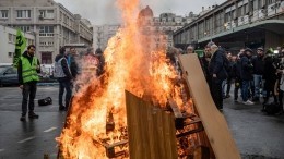 Демонстранты подожгли здание Лионского железнодорожного вокзала в Париже