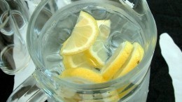 Врач-диетолог развеял миф о пользе воды с лимоном натощак