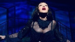 Мадонна снова упала на сцене во время концерта в Париже и разрыдалась