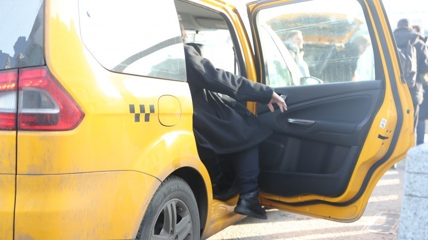 Таксист уехал со спящим ребенком в машине, высадив его родителей в Подмосковье