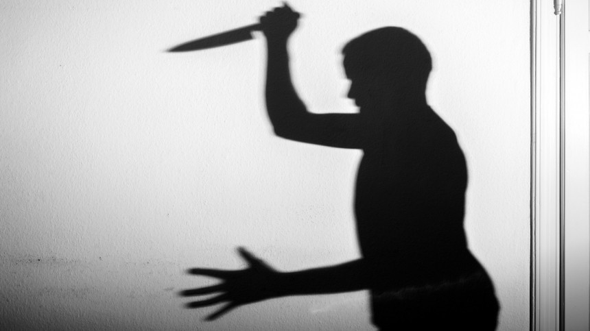 На Камчатке мужчина изрезал ножом сожителя матери в день его рождения