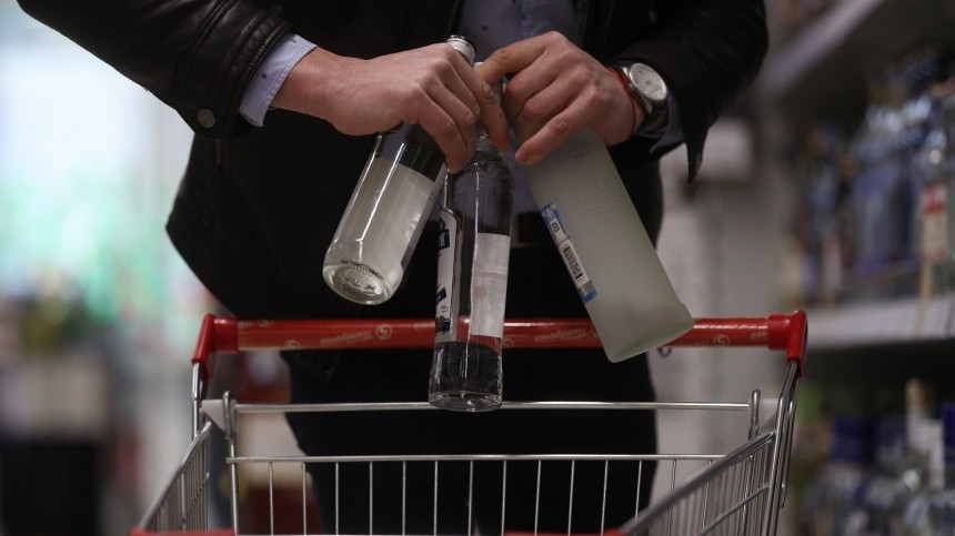 Россияне перед 8 марта перестали пить пиво, однако спрос на водку остался