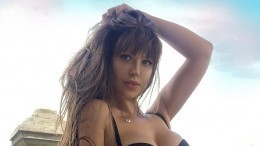 «Остановись!» — звезда Playboy показала грудь в кокетливом вязаном бюстгальтере